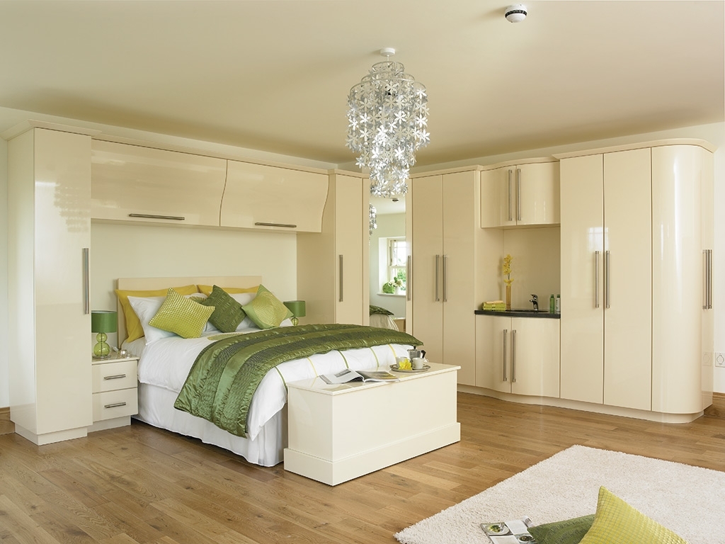 глянцевая кремовая спальня